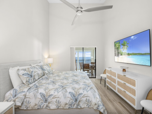 Intimate 4 unit beachfront complex